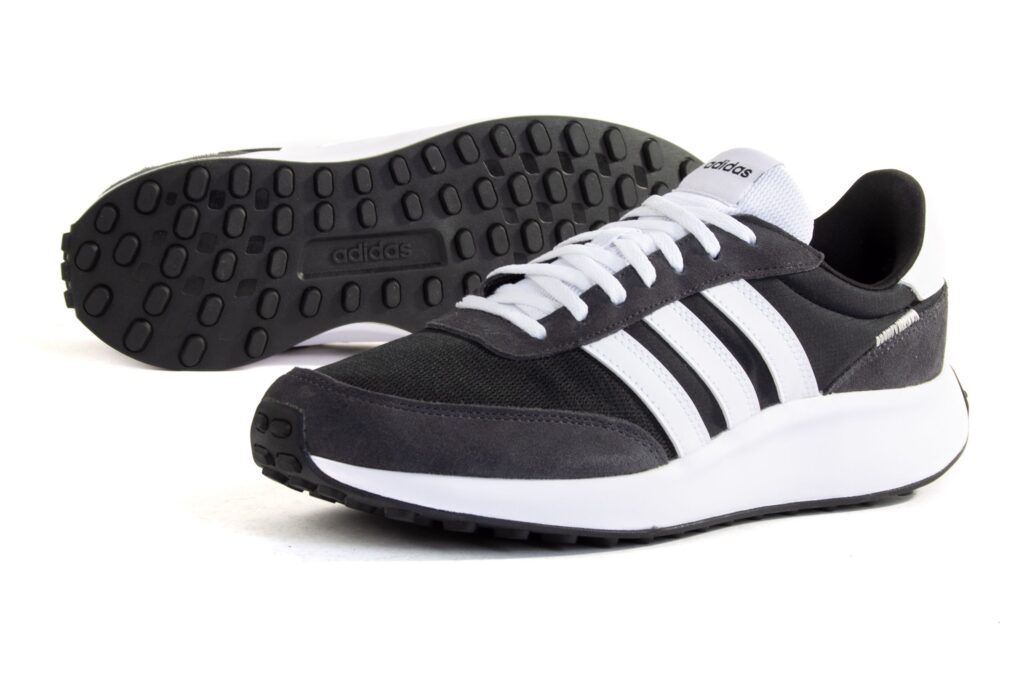 https://ks2.imper.info/jedi-img/public/adidas/buty/gx3090/2560x2560/adidas-buty-run-70s-gx3090-0d6504ff.jpg